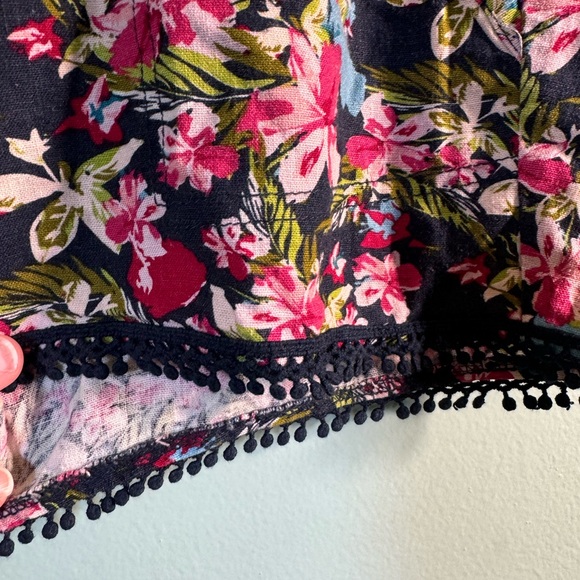 Women’s floral, cloth shorts, size medium. - Picture 4 of 5